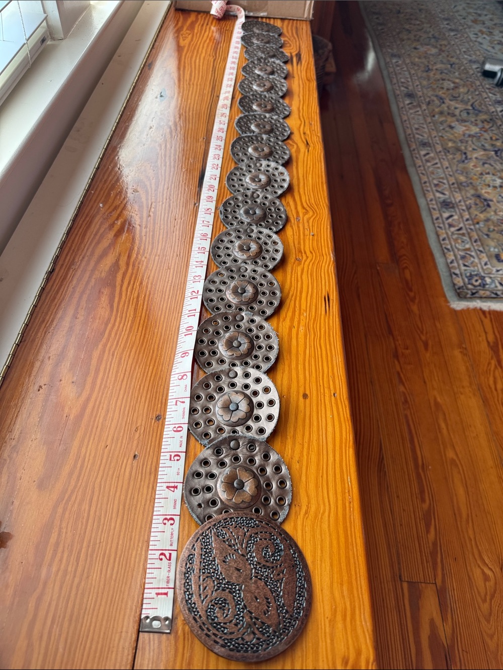 Women’s M/L Gold Toned Belt appearing vintage in nature